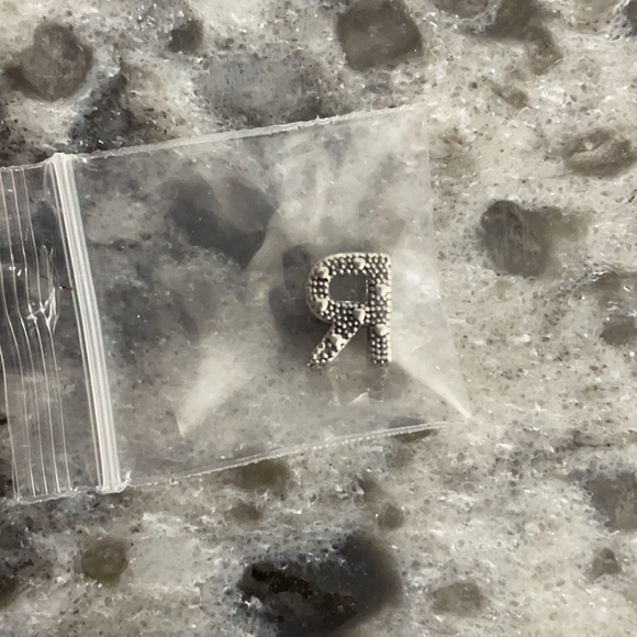 Letter R charm - Picture 2 of 4